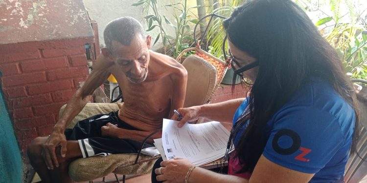 Dos adultos mayores que sufrieron ACV fueron atendidos por la Alcaldía de Maracaibo con la entrega de sillas de ruedas