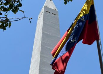 Alcaldia inició restauración del Obelisco de la Plaza de la República
