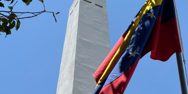Alcaldia inició restauración del Obelisco de la Plaza de la República