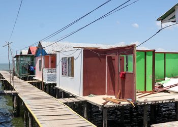 Alcaldía de Maracaibo sustituye techos a familias afectadas por Onda Tropical