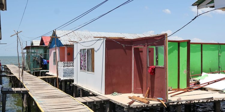 Alcaldía de Maracaibo sustituye techos a familias afectadas por Onda Tropical