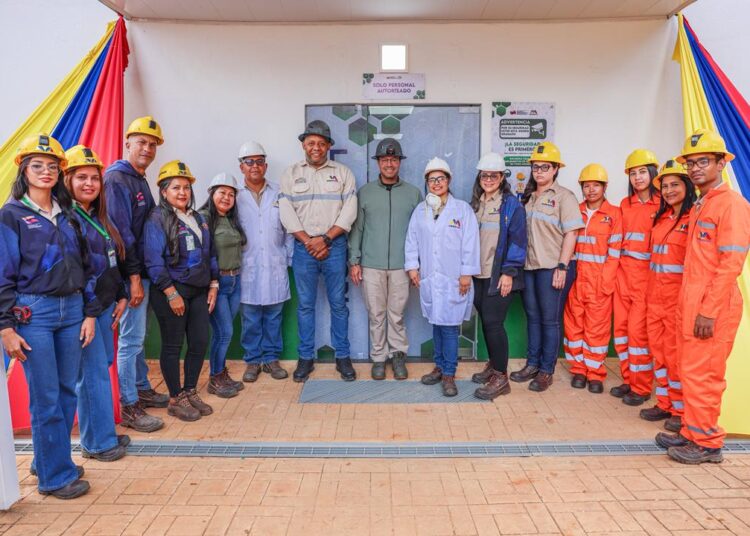 Héctor Silva inaugura Laboratorio Industrial y realiza entrega de maquinarias en Minerven