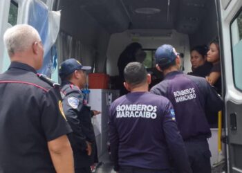 Rápida atención de Bomberos a jóvenes lesionadas al colapsar bohío en Vereda del Lago