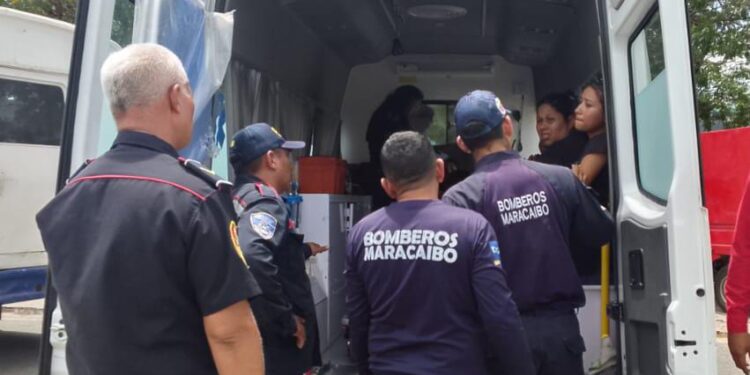 Rápida atención de Bomberos a jóvenes lesionadas al colapsar bohío en Vereda del Lago