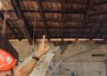 Bomberos y Seguridad atendieron a familia en Veritas que la lluvia le desprendió el techo