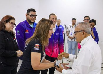 Alcaldía de Maracaibo entregó lentes correctivos a sacerdotes a través del Programa Santa Lucía
