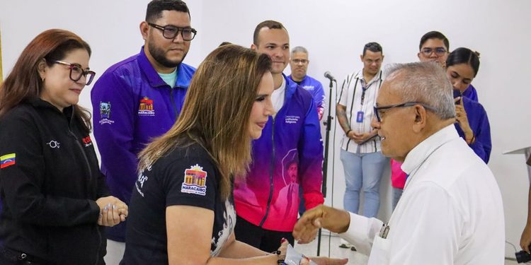 Alcaldía de Maracaibo entregó lentes correctivos a sacerdotes a través del Programa Santa Lucía