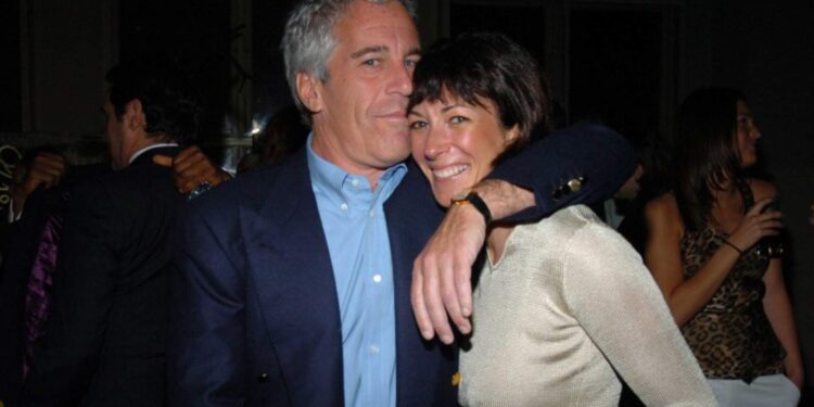 Juez mantiene firme la condena de Ghislaine Maxwell, cómplice de Jeffrey Epstein