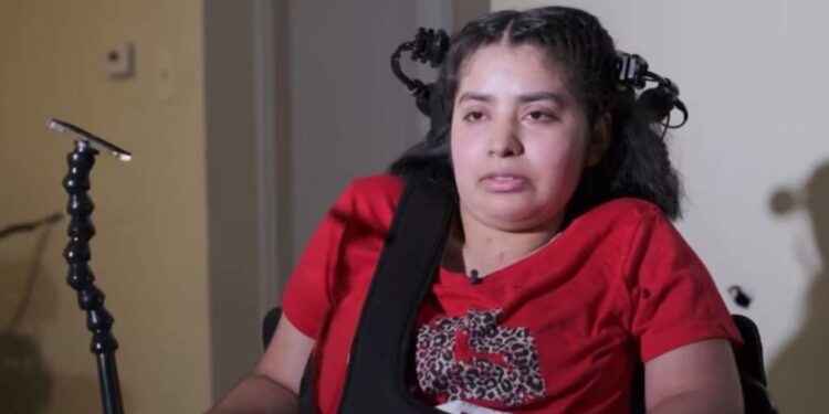 Madre hondureña con parálisis busca autodeportarse en un desesperado intento por volver a casa