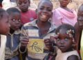 Burkina Faso prohíbe difundir imágenes de personas pobres recibiendo donaciones si es para generar contenido