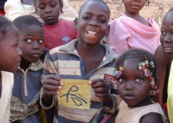 Burkina Faso prohíbe difundir imágenes de personas pobres recibiendo donaciones si es para generar contenido