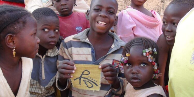 Burkina Faso prohíbe difundir imágenes de personas pobres recibiendo donaciones si es para generar contenido
