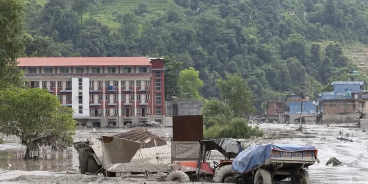 Las víctimas mortales de las inundaciones en Nepal se acercan a las 800