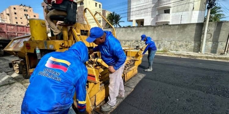 Gobierno evalúa el transporte público y afina plan para mejorar las vías del país