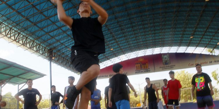 El baloncesto toma la cancha Canta Claro en el Plan Vacaciones Deportivas del IMDEPREC