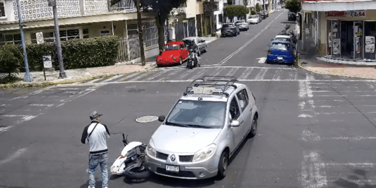 GTA en la vida real: pelea en México termina con una moto embestida y un auto abollado (VIDEO)