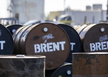 Impacto en el petróleo: el Brent ronda los 110 dólares por barril tras ataques a Arabia Saudita