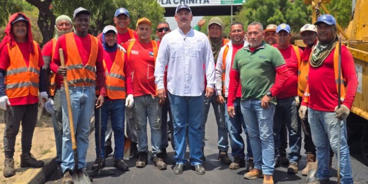 Gobernador Luis Caldera supervisa inicio del Plan de Asfaltado en 4 kilómetros entre Maracaibo y San Francisco