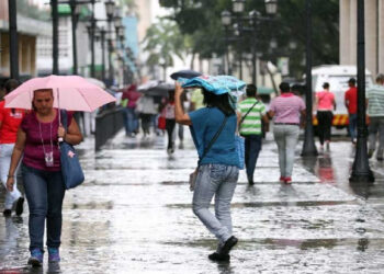 Onda tropical N.° 52 y sistema de vaguadas activan alertas por lluvias moderadas en gran parte de Venezuela