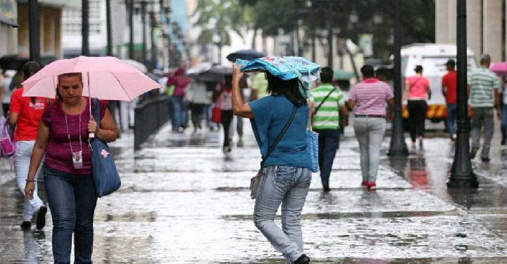 Onda tropical N.° 52 y sistema de vaguadas activan alertas por lluvias moderadas en gran parte de Venezuela