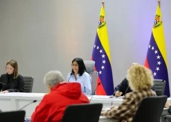 Delcy Rodríguez se reúne con sectores productivos y gremiales para evaluar la estabilidad laboral y económica