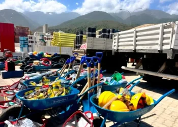 Entregan más de 35 toneladas de materiales para rehabilitar zonas playeras en La Guaira tras sismos