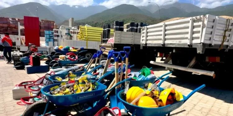 Entregan más de 35 toneladas de materiales para rehabilitar zonas playeras en La Guaira tras sismos