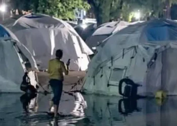 Inundaciones afectan campamento temporal de damnificados por terremotos en La Guaira