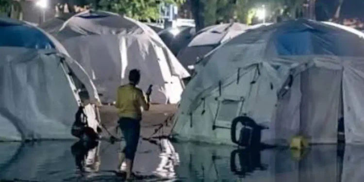 Inundaciones afectan campamento temporal de damnificados por terremotos en La Guaira