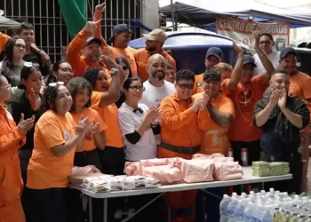 Reconocen a los Topos Aztecas en La Guaira: entregan insumos médicos y condecoraciones a rescatistas