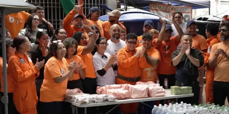 Reconocen a los Topos Aztecas en La Guaira: entregan insumos médicos y condecoraciones a rescatistas