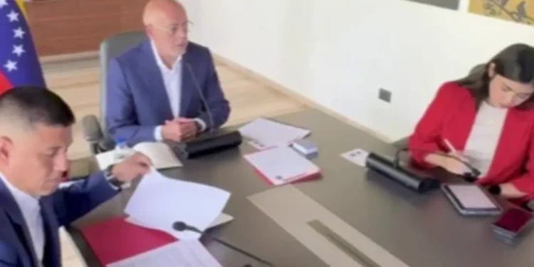 Gobierno venezolano evalúa convenios de becas en España: detalles