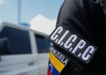 Detienen a padres por golpear con una piedra a su hija de cinco años: así fue la captura
