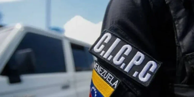 Detienen a padres por golpear con una piedra a su hija de cinco años: así fue la captura