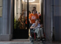 La anciana desahuciada en España volverá a su casa tras un acuerdo con la empresa que la desalojó