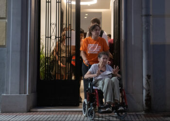 La anciana desahuciada en España volverá a su casa tras un acuerdo con la empresa que la desalojó