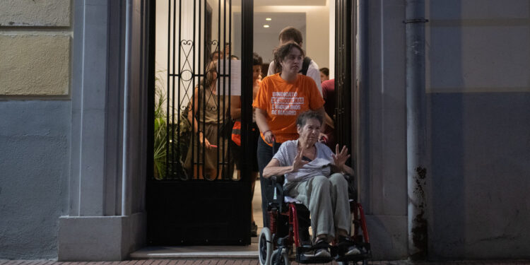 La anciana desahuciada en España volverá a su casa tras un acuerdo con la empresa que la desalojó