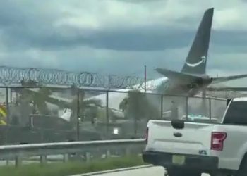 VIDEO: Avión de carga se accidenta en el aeropuerto de Miami con llamas visibles en el aire