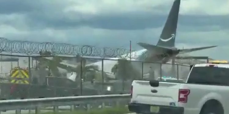 VIDEO: Avión de carga se accidenta en el aeropuerto de Miami con llamas visibles en el aire