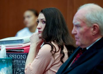 Defensa de la mujer acusada de matar a sus 3 hijos en EE.UU. solicita a Trump que la indulte