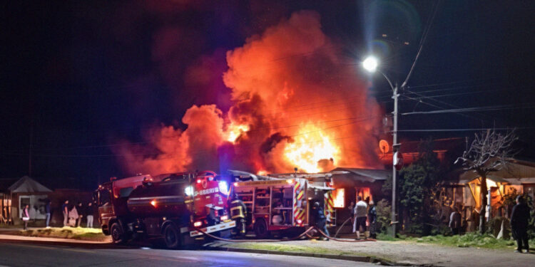 Incendio arrasa residencia de adultos mayores y deja 16 muertos en Chile (VIDEOS)