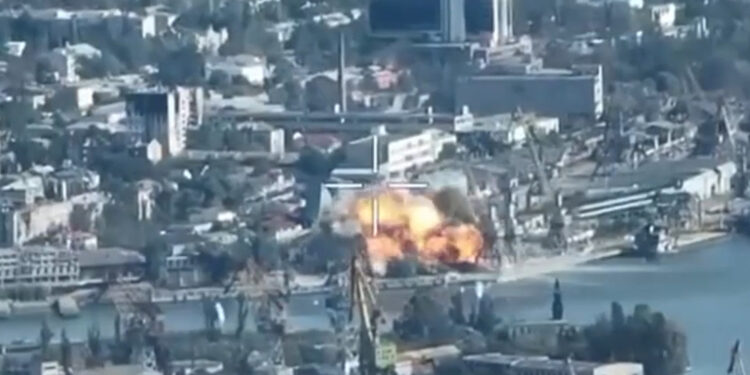 VIDEO: Bombardeos rusos golpean instalaciones militares ucranianas cerca de Jersón