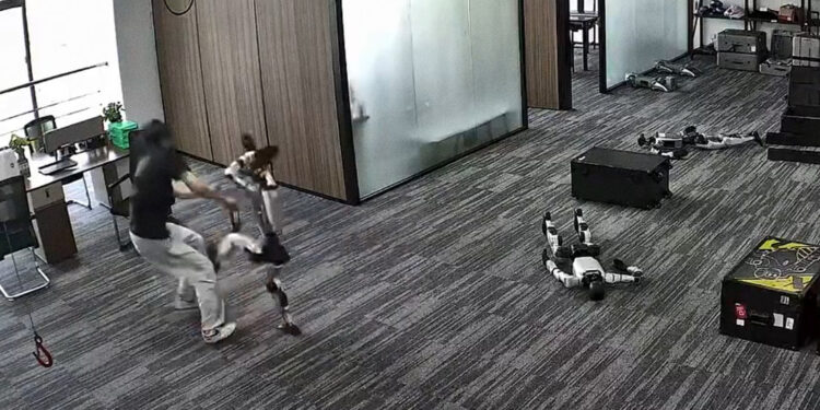 VIDEO: Un robot fuera de control protagoniza un momento insólito durante una prueba