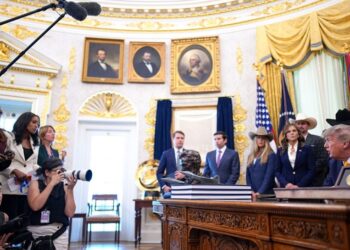 Trump veta a CNN y otros medios de «noticias falsas» de la Casa Blanca