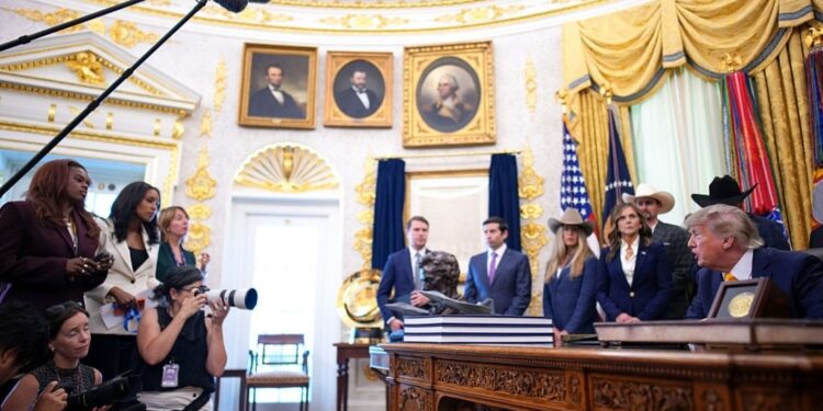 Trump veta a CNN y otros medios de «noticias falsas» de la Casa Blanca