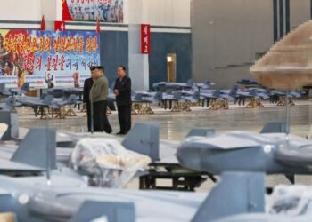 FOTOS: Kim Jong-un inspecciona línea de producción de drones