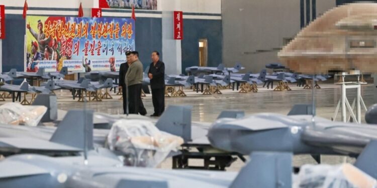 FOTOS: Kim Jong-un inspecciona línea de producción de drones