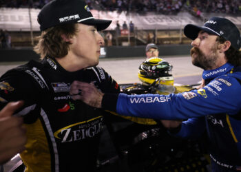 Bronca en la NASCAR: Dos pilotos se van a los golpes tras un polémico choque en la pista (VIDEOS)