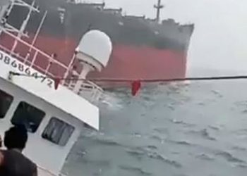 Enorme granelero panameño choca con pesquero chino (VIDEO)