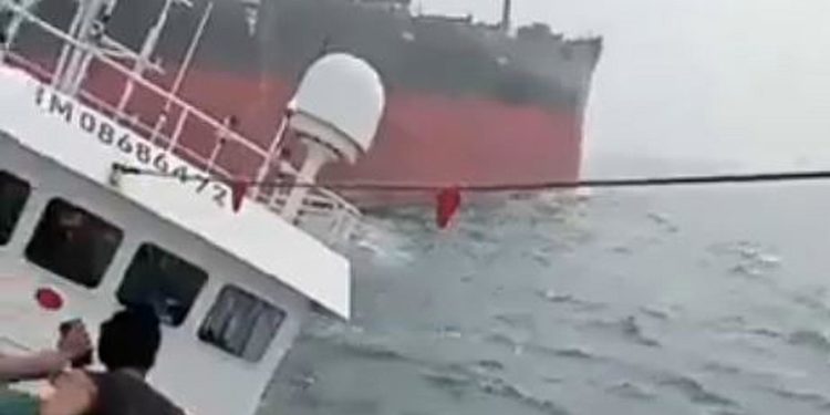 Enorme granelero panameño choca con pesquero chino (VIDEO)